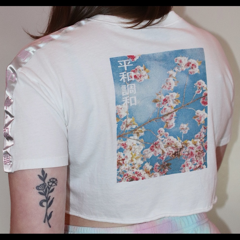 women's white medium crop top